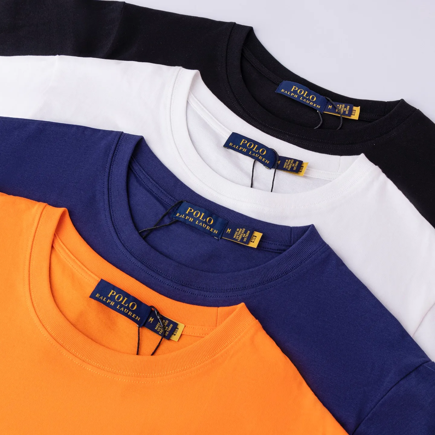 P126 Style number: 510 Ralph Lauren/Ralph Lauren 25ss new style pockets with pony embroidery on the hem, round neck short sleeves. The main logo on the neck has a QR code that can be scanned for verification. The detailed bear logo embroidery is all high-density and all made with imported Tajima machines, which distinguishes low-quality products on the market. 32 counts, 240g hydrophilic toner, 100% cotton fabric, comfortable and soft, highly breathable, focusing on high-end cost-effectiveness, needless to say good quality. Available in a variety of colors, both boys and girls can try this genderless style, giving them a yuppie tone in no time. Immerse yourself in your leisurely style, and have your own style in retro. Natural, vivid, and very French romantic feelings perfectly integrate the youthful atmosphere with the trend. The clever embellishment of the classic pony logo embroidery carries all the eye-catching points. Color: black, white, navy blue, orange Size: S-xL S Shoulder width 44 Bust 100 Sleeve length 22 Clothing length 68 M Shoulder width 46 Bust 104 Sleeve length 23 Clothing length 70 L Shoulder width 63 Bust 108 Sleeve length 24 Clothing length 72 xL Shoulder width 50 Bust 112 Sleeve length 25 Clothing length 74